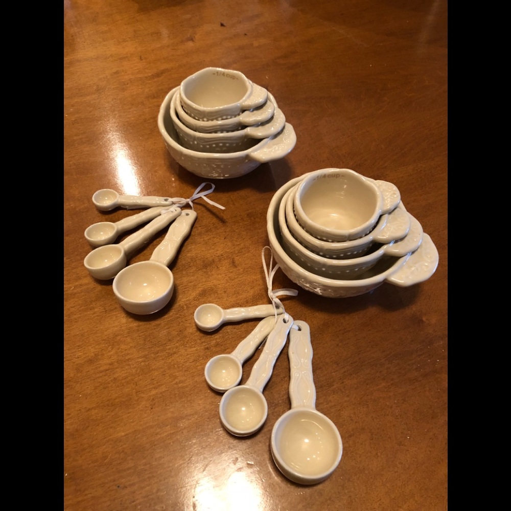 Temp-tations measuring cups and measuring spoons.